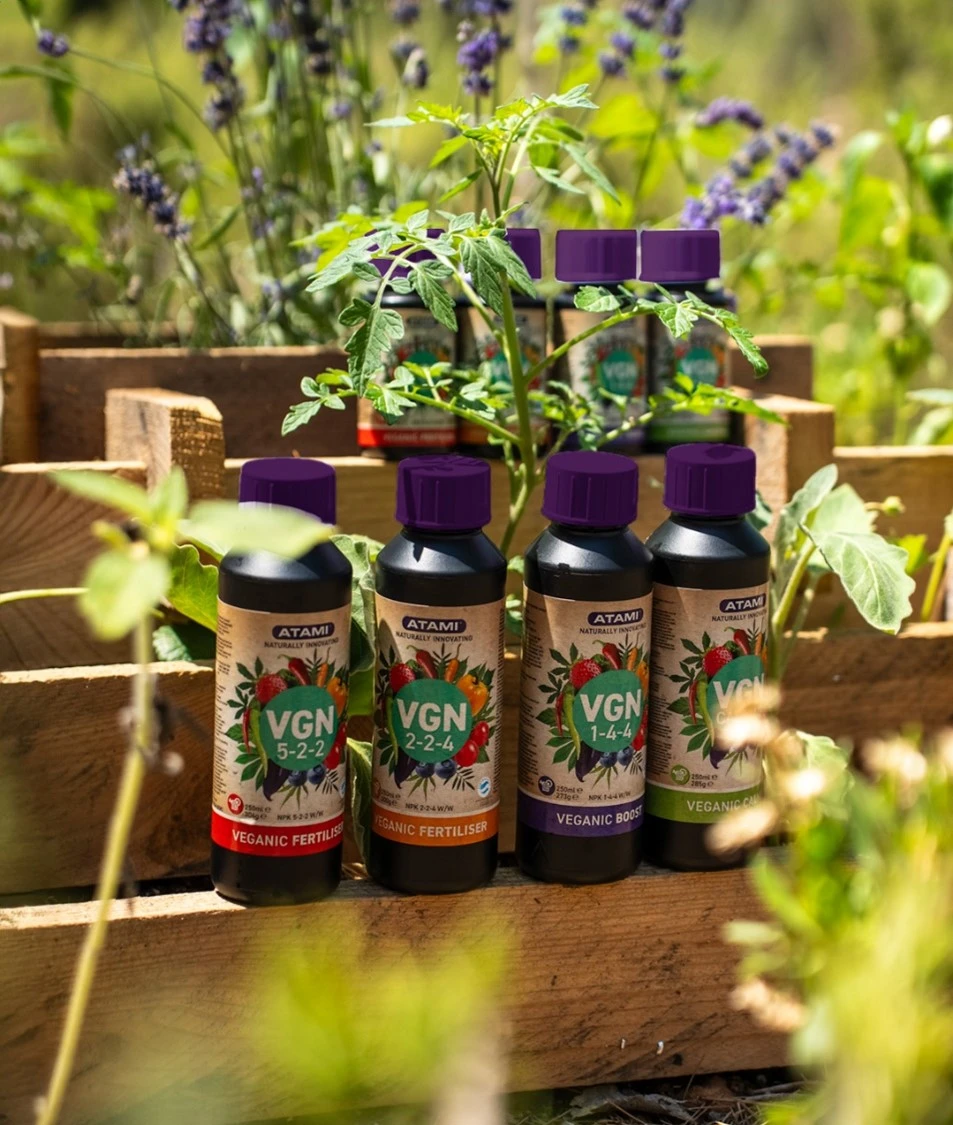 Grow Dünger Set, Atami VGN 4-Pack im Garten mit vier veganen Flüssigdüngern für gesundes Pflanzenwachstum